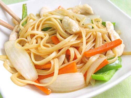 Tallarines fritos con pollo - Restaurante chino en Albacete